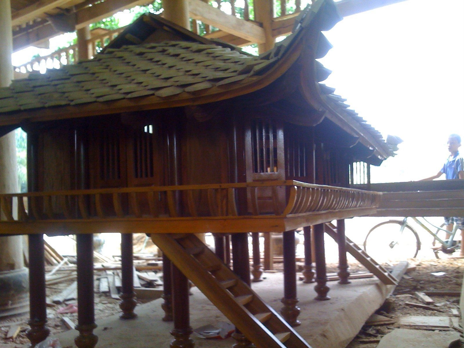 Ngôi nhà gỗ lim kết hợp đá ong